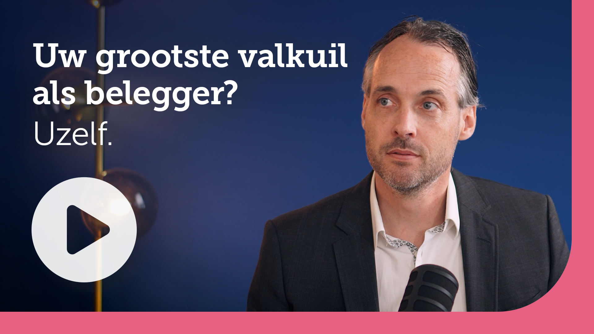 Video thumbnail showing a man in a suit speaking into a microphone, with bold Dutch title about the biggest pitfall as an investor and a large play button overlay.