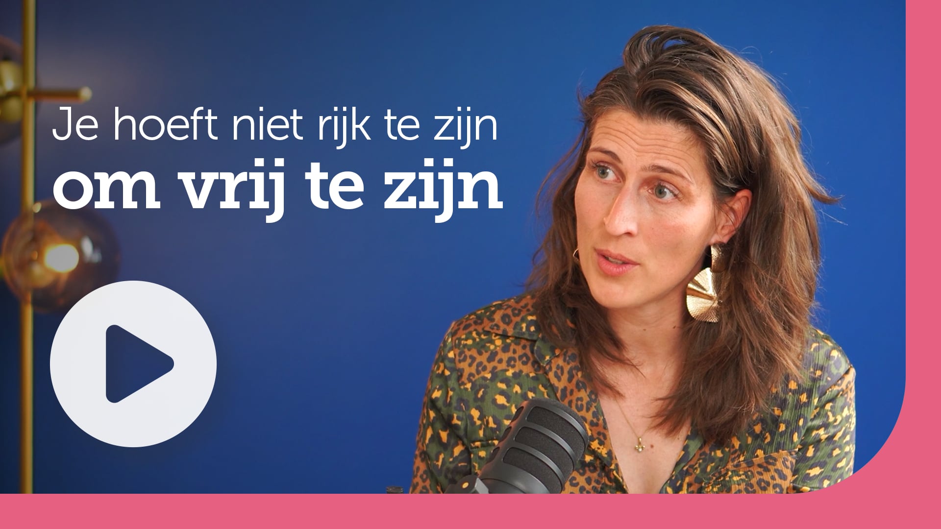 Video thumbnail: a woman speaks into a microphone on a blue background with the Dutch phrase 'Je hoeft niet rijk te zijn om vrij te zijn' and a large play button